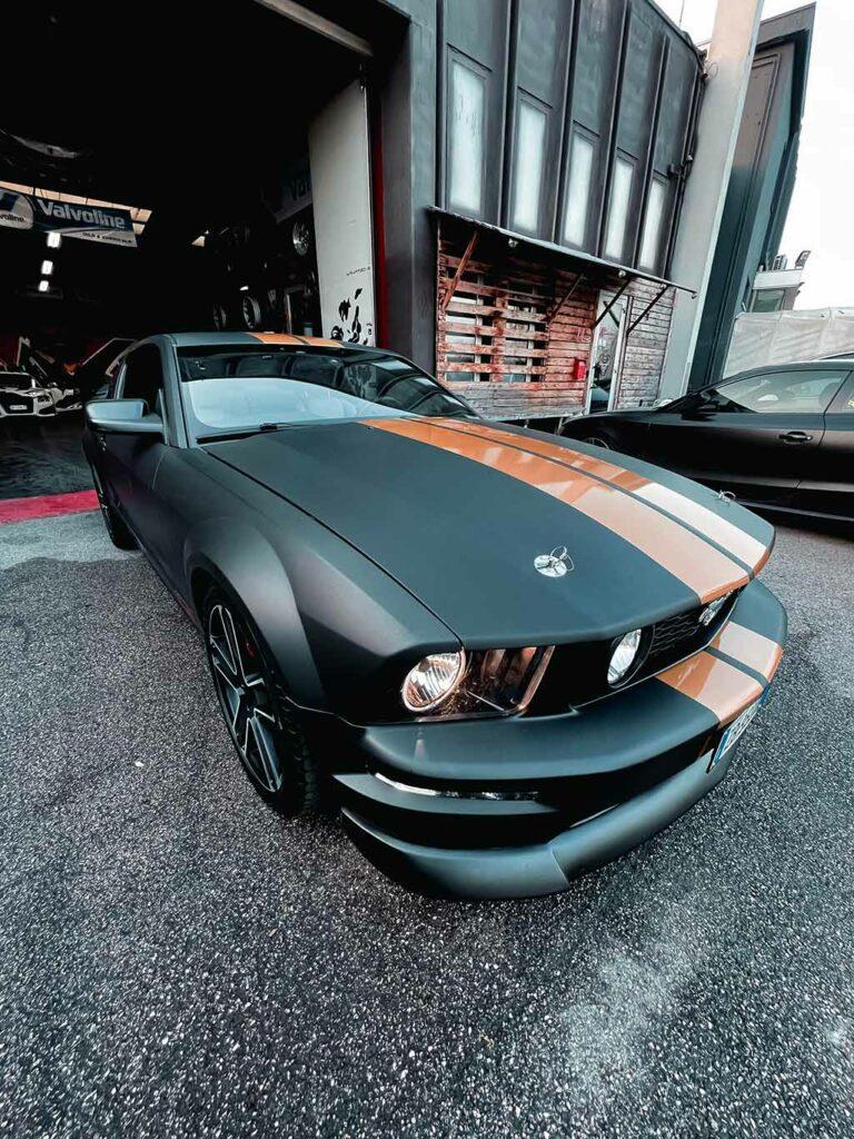 Wrap Mustang GT nero / oro