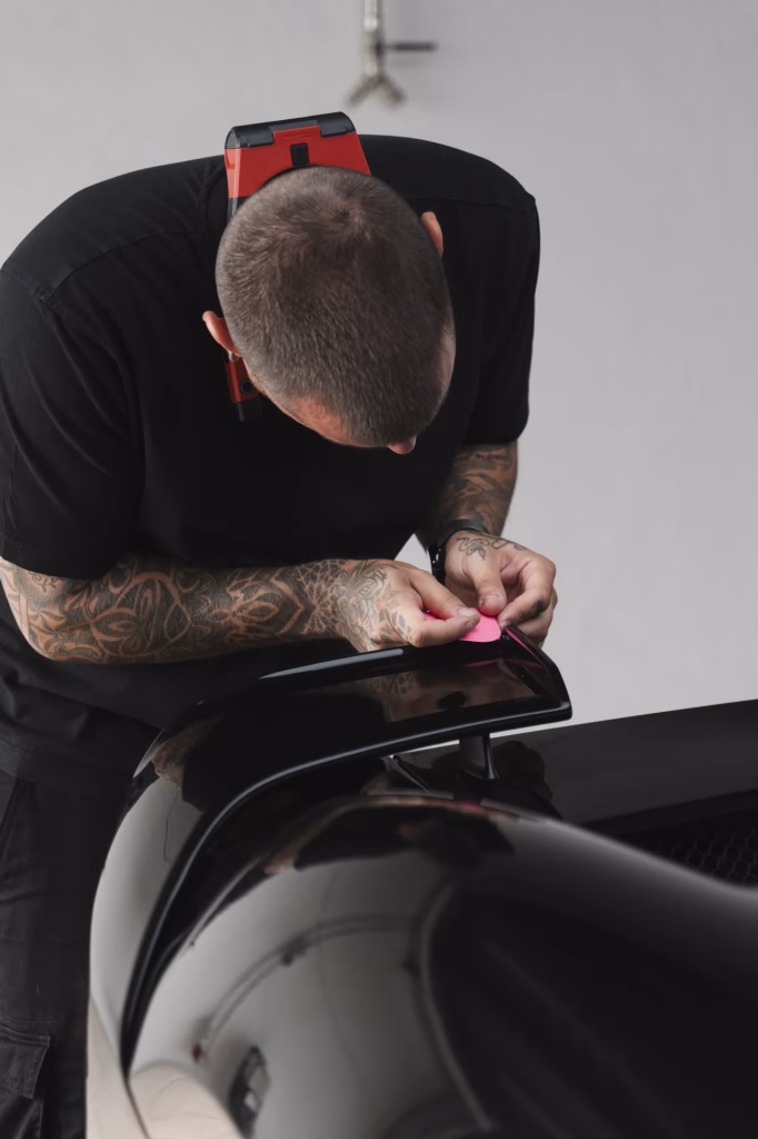 Applicatore Wrap Boyz al lavoro sui dettagli della carrozzeria